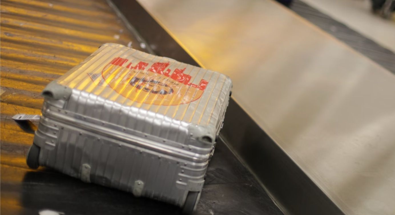 Image showing a single baggage on a conveyor belt